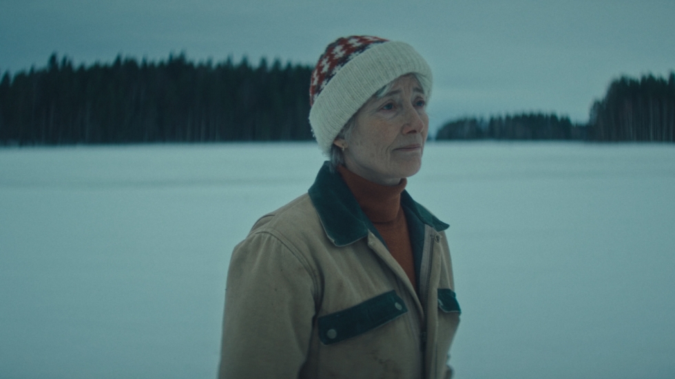 Emma Thompson wordt overspoeld door emoties in nieuwe clip van survivalthriller 'Dead of Winter'