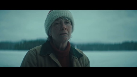 Emma Thompson wordt overspoeld door emoties in nieuwe clip van survivalthriller 'Dead of Winter'