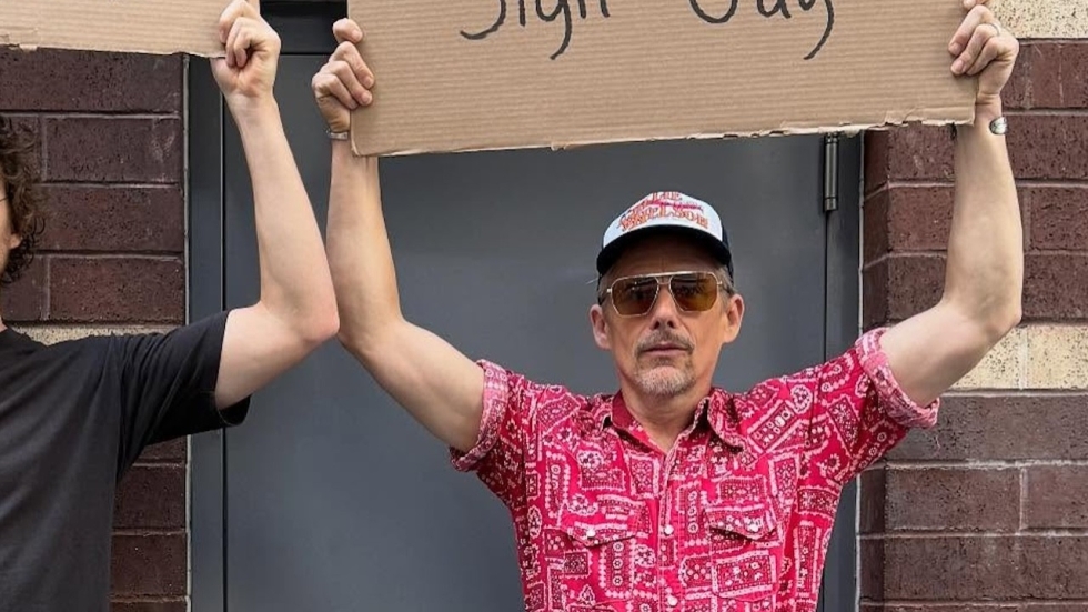 Ethan Hawke uit 'The Purge' vindt eindelijk zijn enige fan: "Dank je, sign guy"