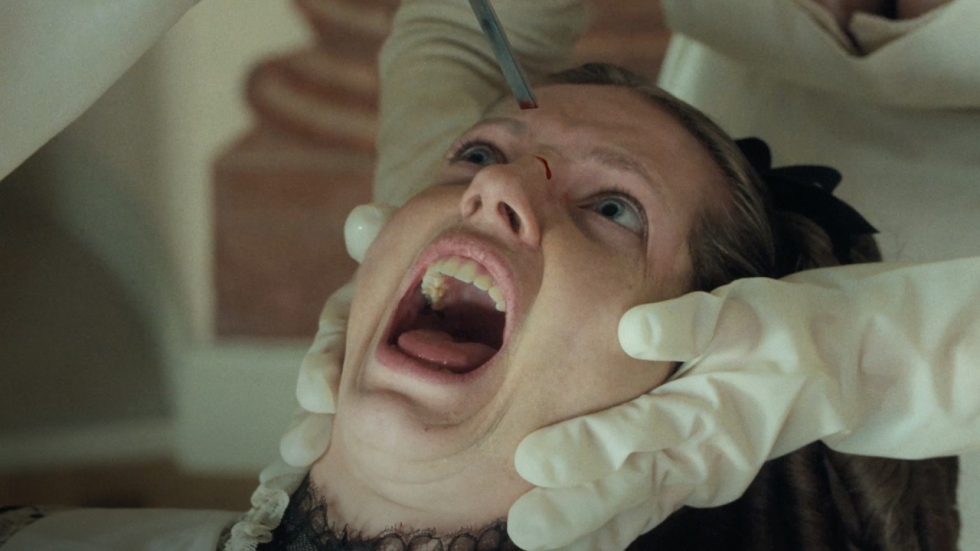 'The Ugly Stepsister': Assepoester met een plastische twist