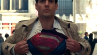 Henry Cavill trekt het Superman-pak aan op speciale foto: "Voordat hij een legende werd"