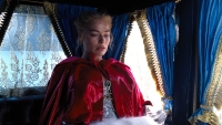 De vonken spatten van het scherm in nieuwe clip voor 'Wuthering Heights' met Margot Robbie