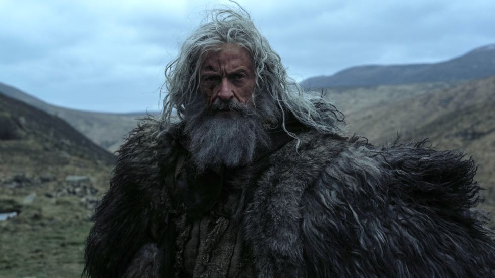 Hugh Jackman oogt gebroken in eerste trailer 'The Death of Robin Hood'