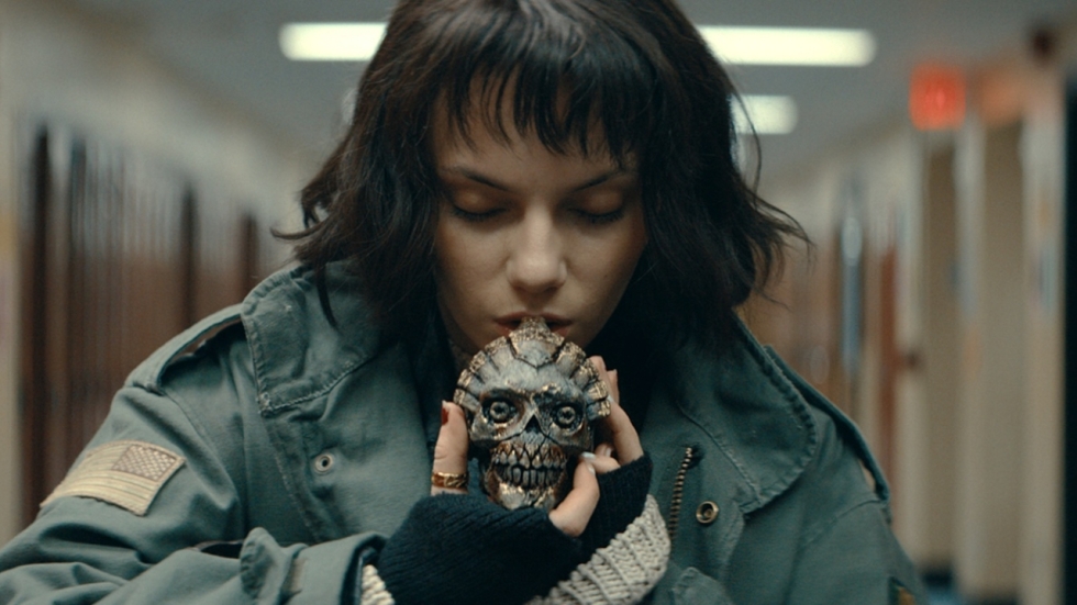 Wolverine-kloon Dafne Keen is doodeng in trailer voor 'Whistle'