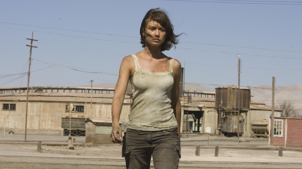 Hoe origineel: Voormalig Bond-girl hoort rare huisgeluiden in trailer 'My Sister's Bones'