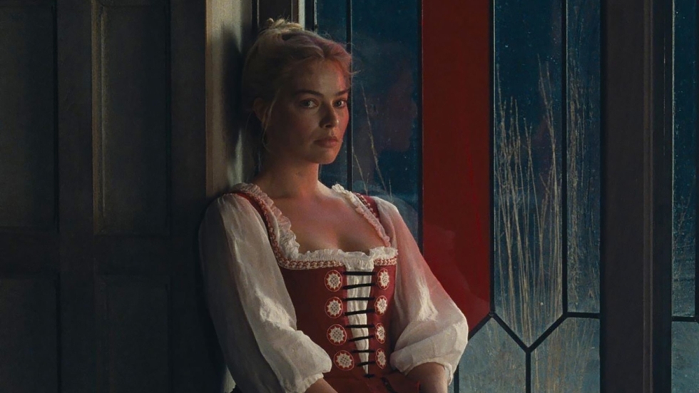 De vonken spatten van het scherm in nieuwe clip voor 'Wuthering Heights' met Margot Robbie