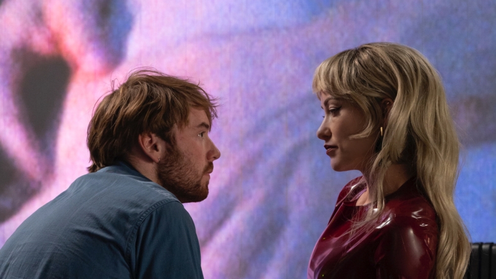 Eerste blik op pikante R-rated komedie met Olivia Wilde en Charli XCX