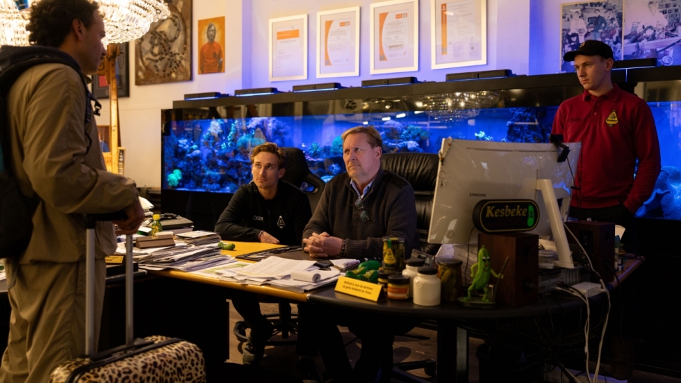 Critici sabelen hem neer, maar Frank Lammers-komedie dondert top 3 Prime Video binnen