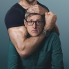 Louis Theroux kiest voor Netflix en bestormt direct de Top 10 met zijn allernieuwste provocerende onderzoek