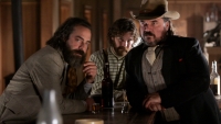 Ruwe western op Netflix, binge 2 seizoenen van fantasyserie vóór seizoen drie en hoe bedenker op idee van serie kwam