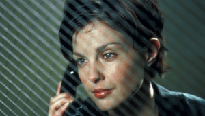 Deze koningin van de jaren 90-thrillers was een onweerstaanbare bombshell, maar ziet er nu heel anders uit