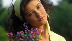 Ze is de dochter van 2 topacteurs en ziet er net zo uit als haar moeder: Carys Zeta Douglas laat zich niet meer negeren