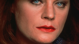 Die opvallend ijsblauwe ogen maakten haar iconisch in de jaren 80 en Meg Foster (77) acteert nog steeds