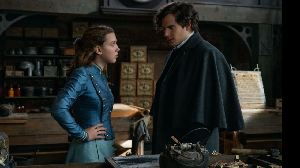 Berg foto's voor 'Enola Holmes 3': Henry Cavill en Millie Bobby Brown voelen vertrouwd aan als speurende broer en zus