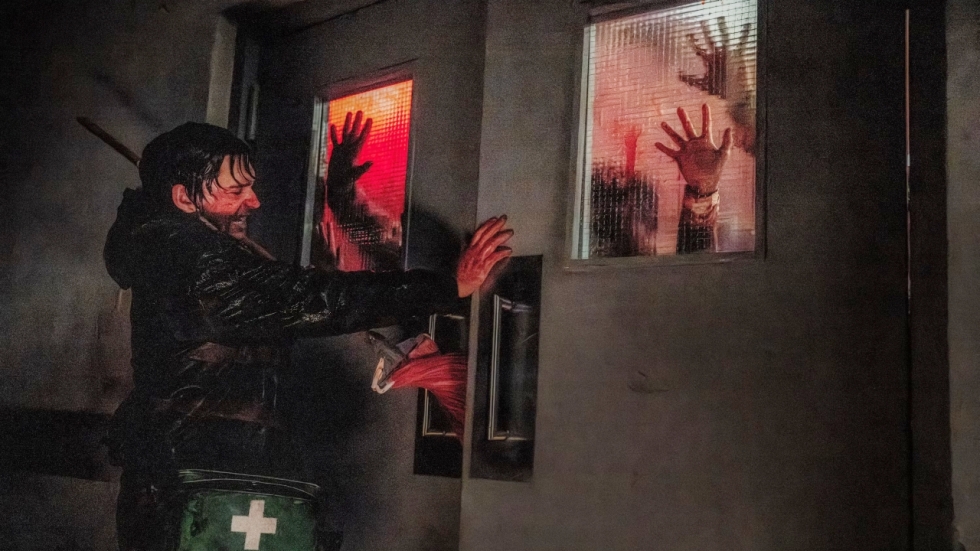 De allereerste trailer voor de nieuwe 'Resident Evil' van de regisseur van 'Weapons' jaagt je de stuipen op het lijf
