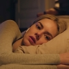 Vanaf 10 juni kijk je 'Over Your Dead Body' met Samara Weaving, die de Nederlandse bioscoop skipte, op Prime Video