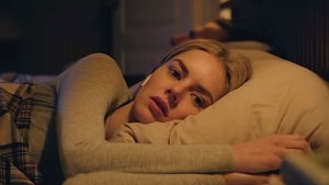 Vanaf 10 juni kijk je 'Over Your Dead Body' met Samara Weaving, die de Nederlandse bioscoop skipte, op Prime Video