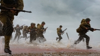 De nieuwe oorlogsfilm 'Lucky Strike' met de zonen van Clint Eastwood en Tom Hanks wordt kapotgemaakt door de critici