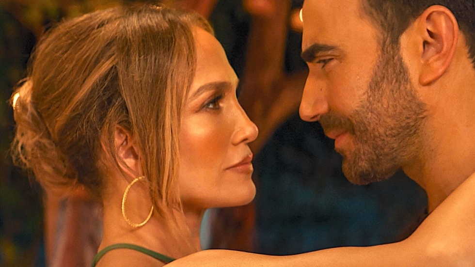 Netflix weet Jennifer Lopez weer te strikken, nu voor het pikante 'Office Romance': kijken of skippen?