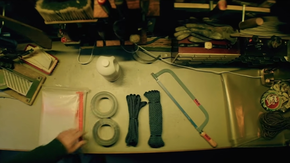 De film haalde net de Nederlandse bioscopen niet, maar nu knalt 'Over Your Dead Body' de hitlijsten in