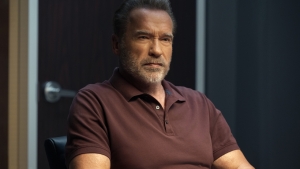 Hoe serieus is Arnold Schwarzenegger nog te nemen na deze trailer voor 'Courtroom Chaos'?
