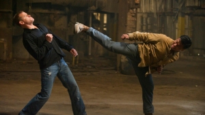 Deze acteur uit 'Dragon Eyes' doet niet onder voor Jean-Claude van Damme: Cung Le is in het echt spectaculair