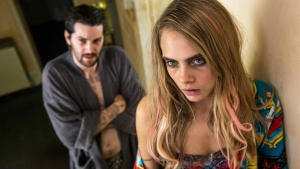 Cara Delevingne bevestigt geheime relatie met Amber Heard terwijl Johnny Depp "gek werd van jaloezie"