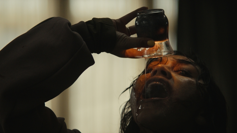 'Evil Dead Burn': de hand van producent Sam Raimi blijft zichtbaar in deze uiterst onsmakelijke en beangstigende sequel