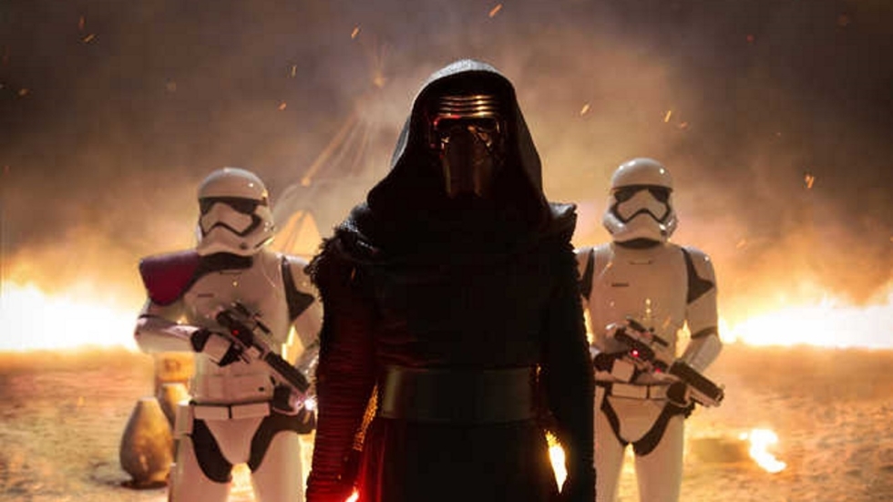 Nieuwe foto schurk Kylo Ren in 'Star Wars: The Force Awakens'