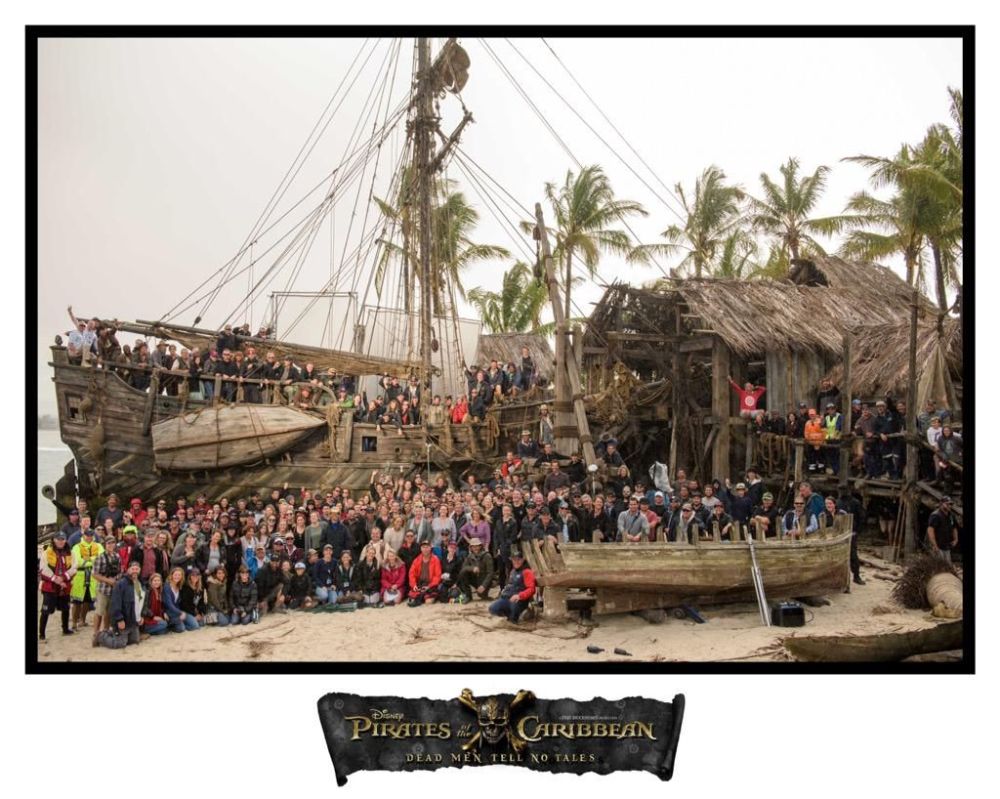 Cast & crew 'Pirates of the Caribbean: Dead Men Tell No Tales' verenigd op setfoto