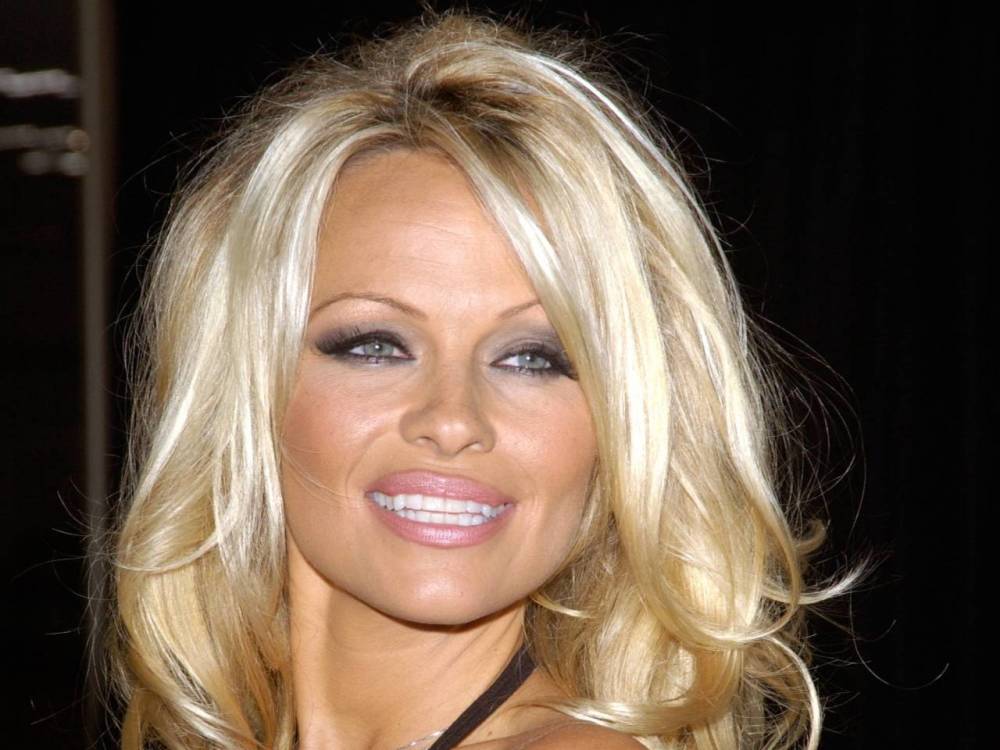 Pamela Anderson schrijft Poetin over walvisjacht