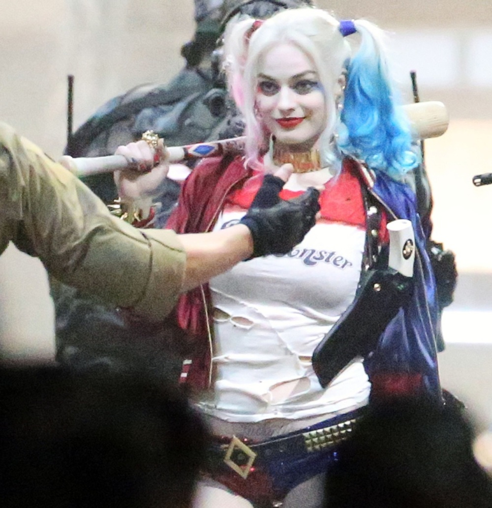 Margot Robbie viert verjaardag met 'Suicide Squad'-taart