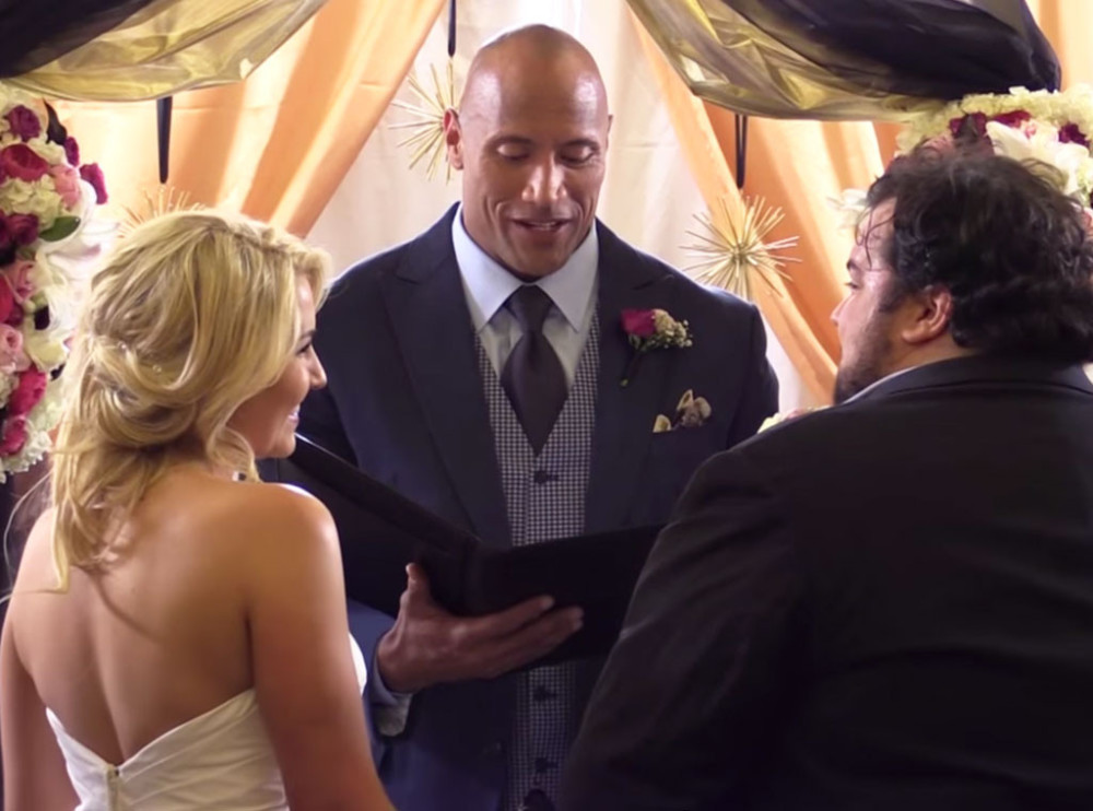 Dwayne Johnson voltrekt & zegent huwelijk van fan (video)