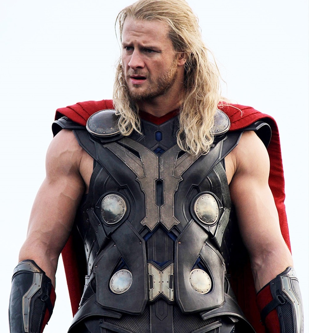Chris Hemsworth's 'Thor'-stunt double doet boekje open