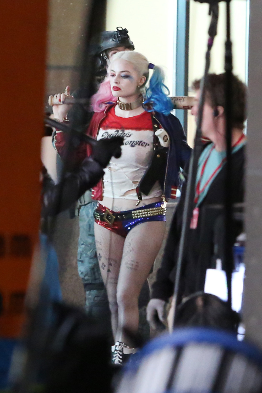 Setfoto's 'Suicide Squad' onthullen meer van Margot Robbie's Harley Quinn