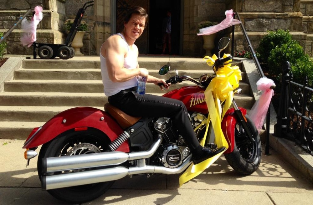 Mark Wahlberg op stijlvolle 'Flash Gordon'-motor op set 'Ted 2'