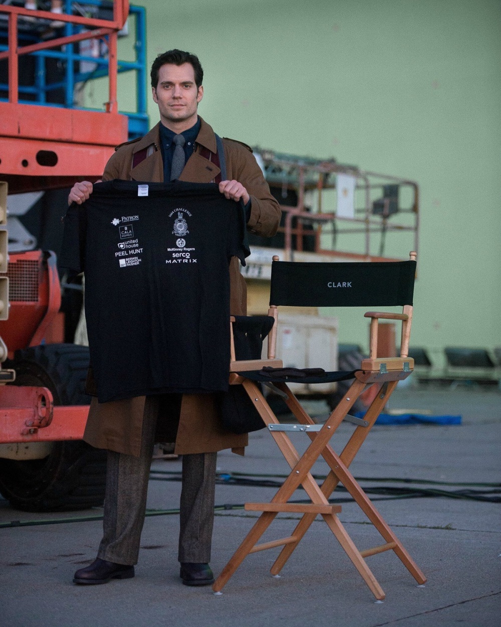 Eerste blik op Henry Cavill als Clark Kent in 'Batman v. Superman: Dawn of Justice'