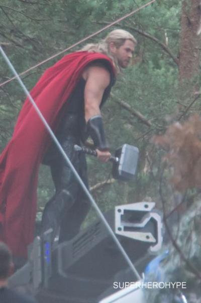 Thor hamert erop los op nieuwe setfoto's 'Avengers: Age of Ultron'