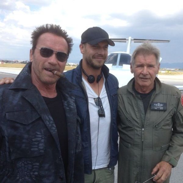Arnold Schwarzenegger en Harrison Ford poseren op setfoto 'The Expendables 3'