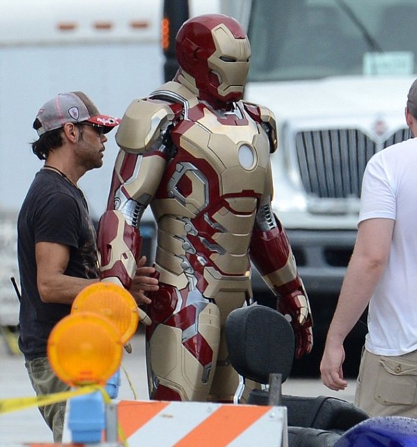 Nieuwe Iron Man pak op setfoto's 'Iron Man 3'