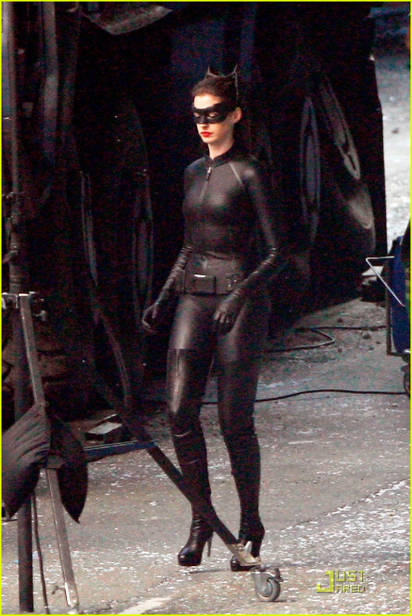 Catwoman in vol ornaat op set TDKR!