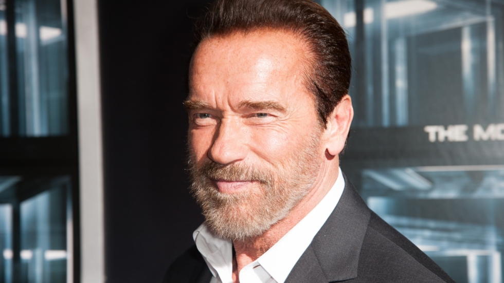 Arnold Schwarzenegger stuit op olifant tijdens safari (video)