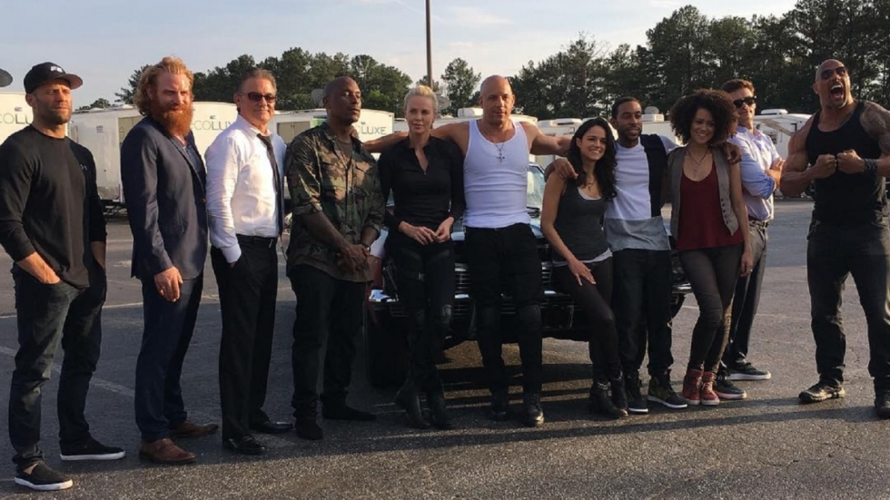 Cast verzameld op setfoto 'Fast & Furious 8'