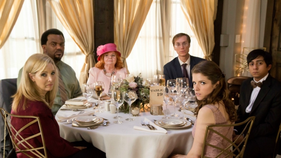 Anna Kendrick zit bij de kneusjes in trailer 'Table 19'
