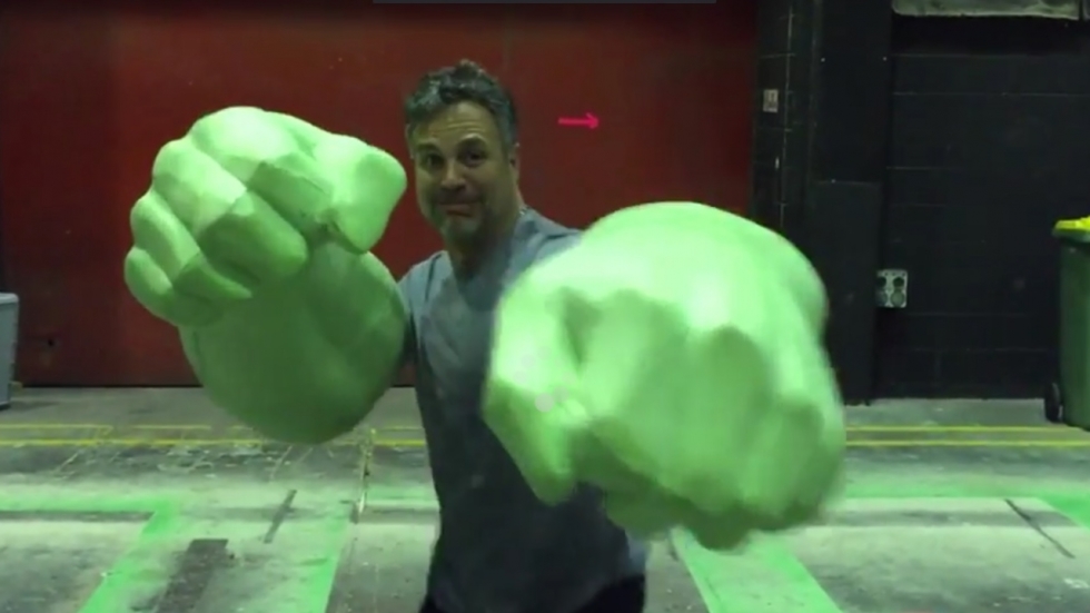 Mark Ruffalo met enorme Hulk-vuisten op set 'Thor: Ragnarök'