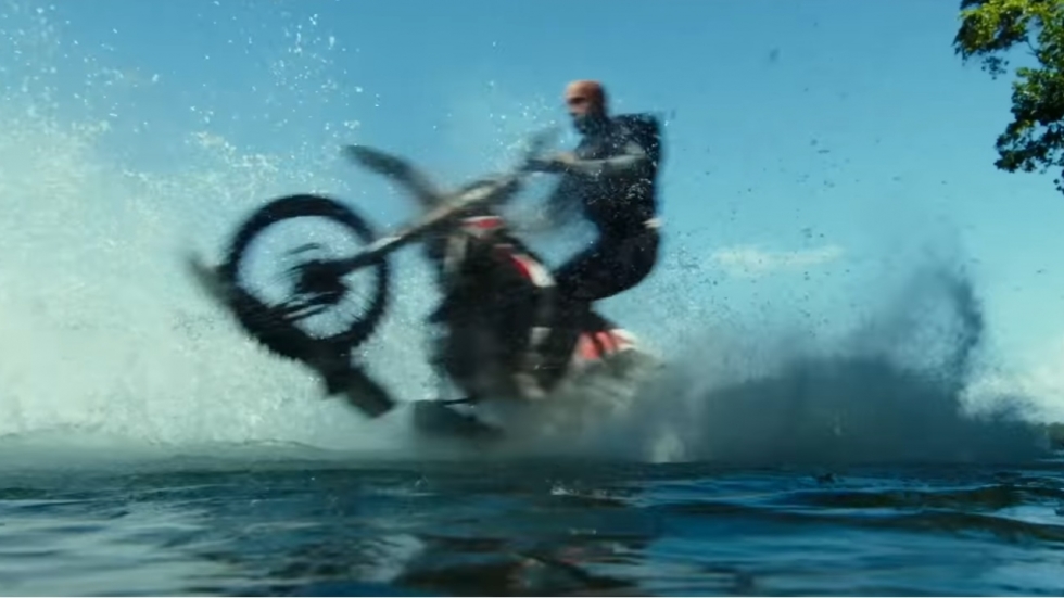 Bizarre water-motorcross in eerste clip 'xXx: The Return of Xander Cage'
