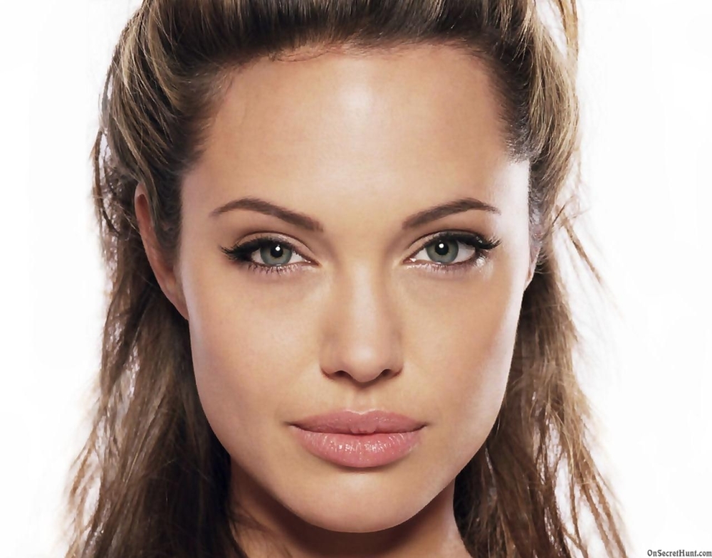 Angelina Jolie komt zonder kleerscheuren uit auto-ongeluk