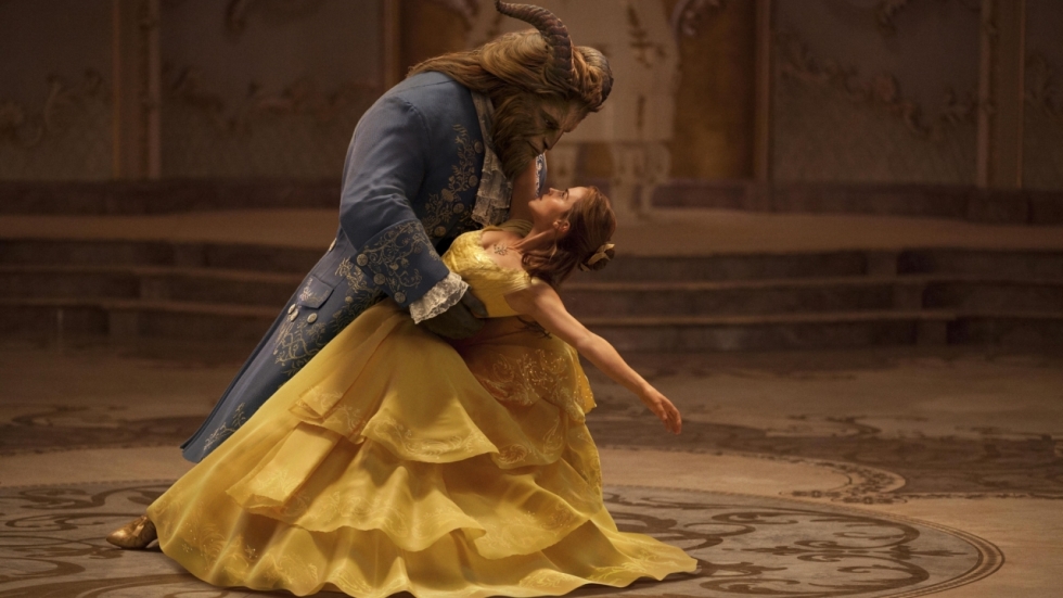 Emma Watson zingt in nieuwe clip 'Beauty in the Beast'