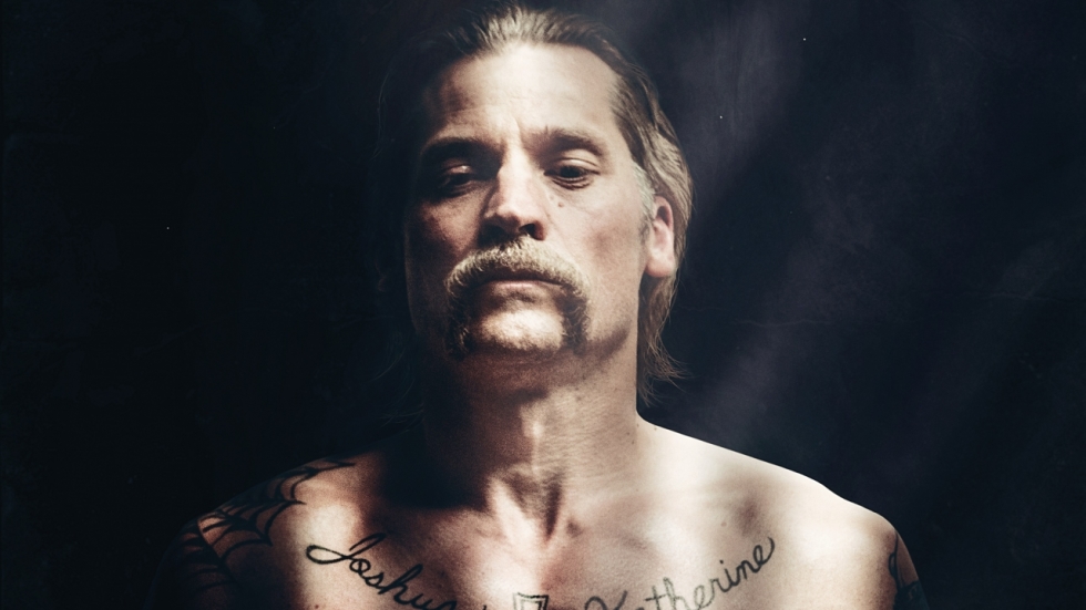 Nikolaj Coster-Waldau verandert in een crimineel in trailer 'Shot Caller'