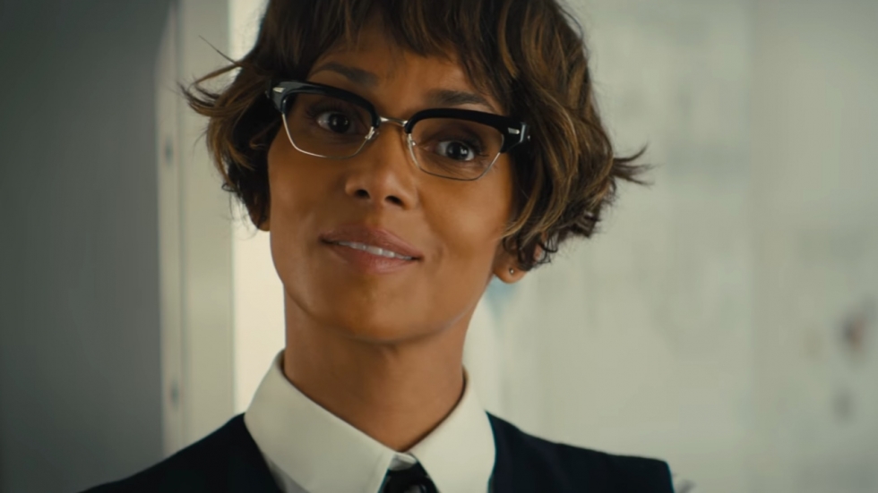 Halle Berry drinkt live op Comic Con-podium pint whiskey om zichzelf te bewijzen